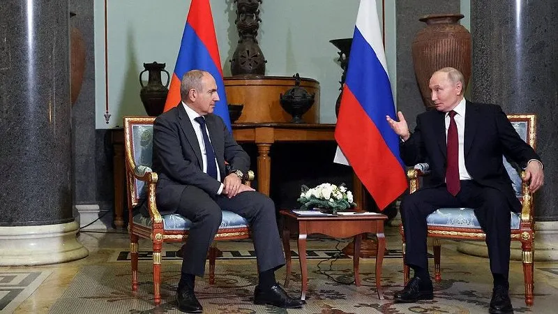 Российский президент позвонил премьер-министру Армении, поздравил его и обсудил результаты заседания Высшего евразийского экономического совета; в числе тем — участие Армении в ЕАЭС на фоне планов по сближению с ЕС.