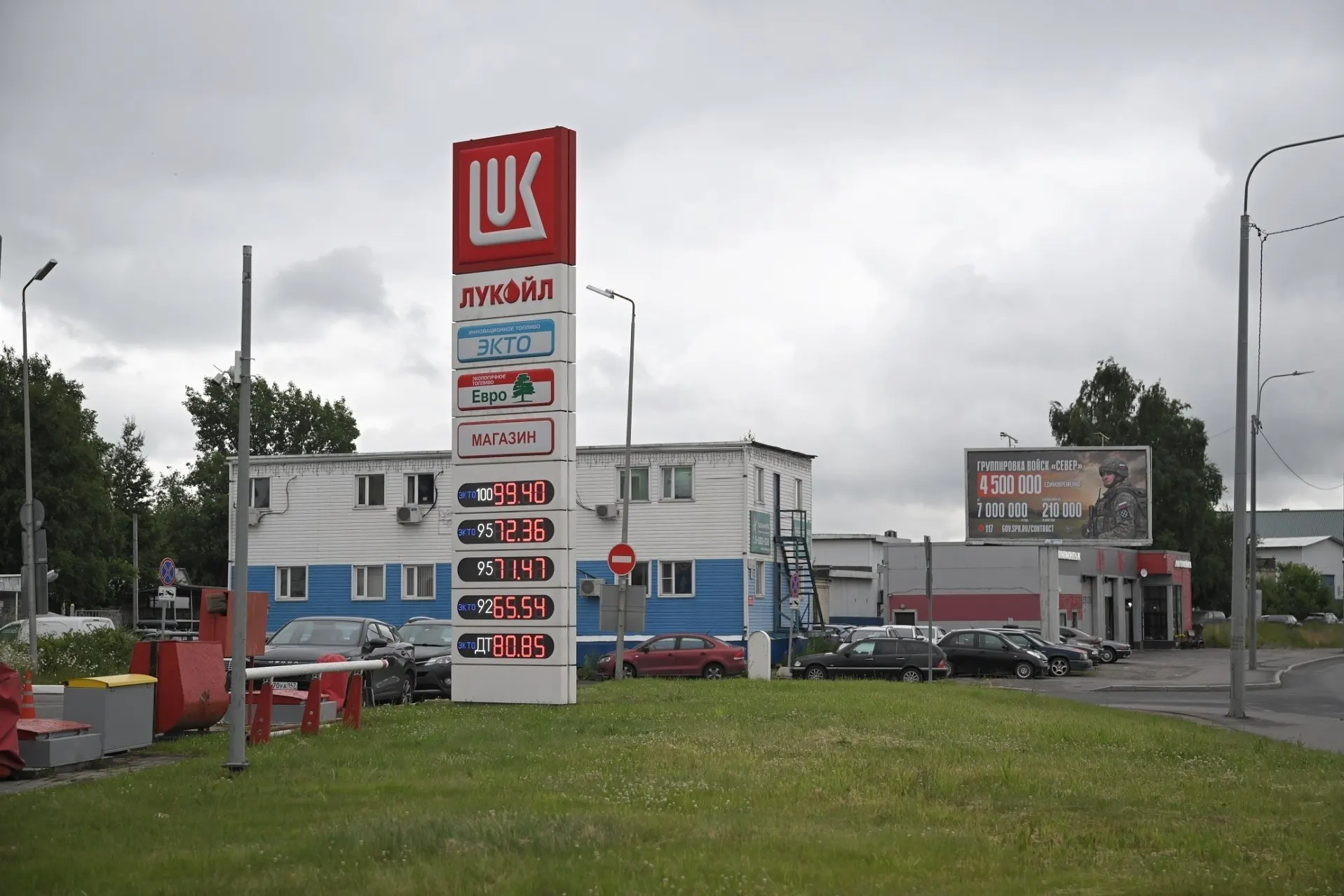 На ряде АЗС в Санкт‑Петербурге и Ленобласти ввели ограничения отпуска бензина — чаще всего по 30 литров. Сети по-разному организуют продажу, часть АЗС вводит предоплату или запрещает налив в канистры. Ограничения связывают с сокращением мощности НПЗ после атак беспилотников.