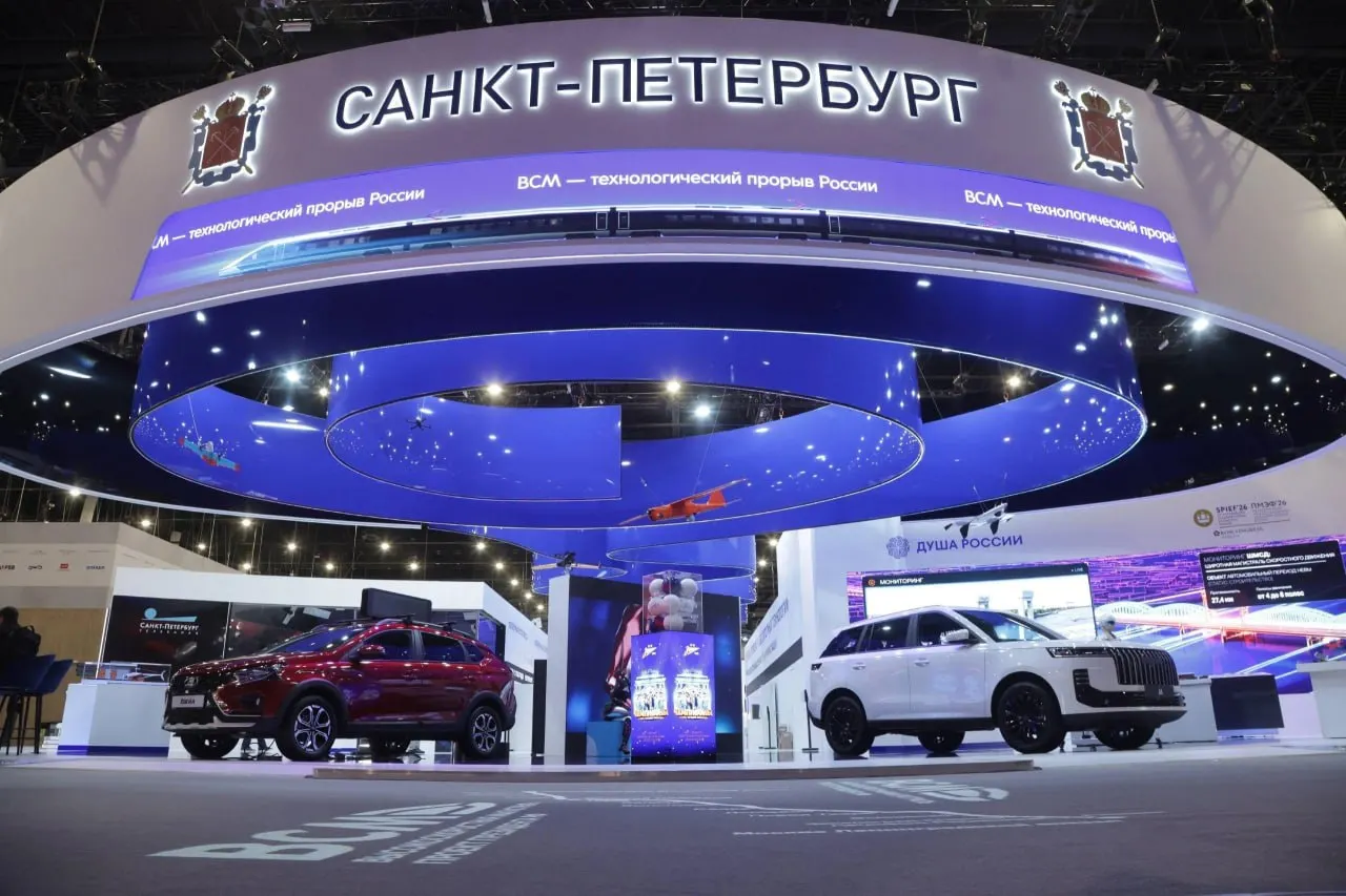 За день до открытия ПМЭФ‑2026 в Экспофоруме показали экспозицию Санкт‑Петербурга: центральный объект — макет реконструкции бывшей тюрьмы «Кресты», рядом представлена Широтная магистраль.