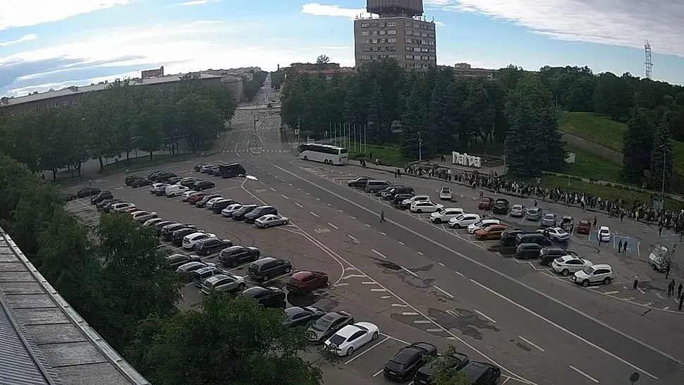 Перед длинными выходными в эстонской Нарве образовалась длинная очередь на КПП: по сообщениям, оформление может занимать до 15 часов. Петербургская таможня обещает привлечь дополнительные силы.