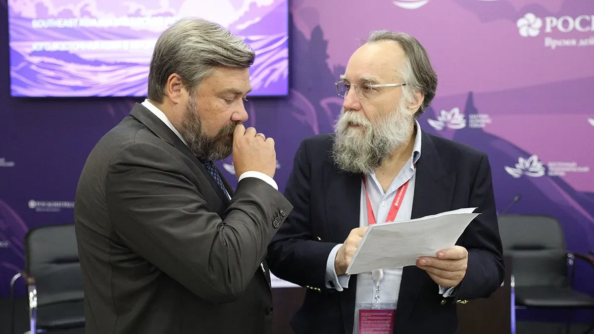 На Петербургском международном экономическом форуме Константин Малофеев представил доклад, подготовленный совместно с Александром Дугиным, где одним из «хороших сценариев» для России назвали применение ядерного оружия и описали желаемые геополитические исходы к 2050 году.