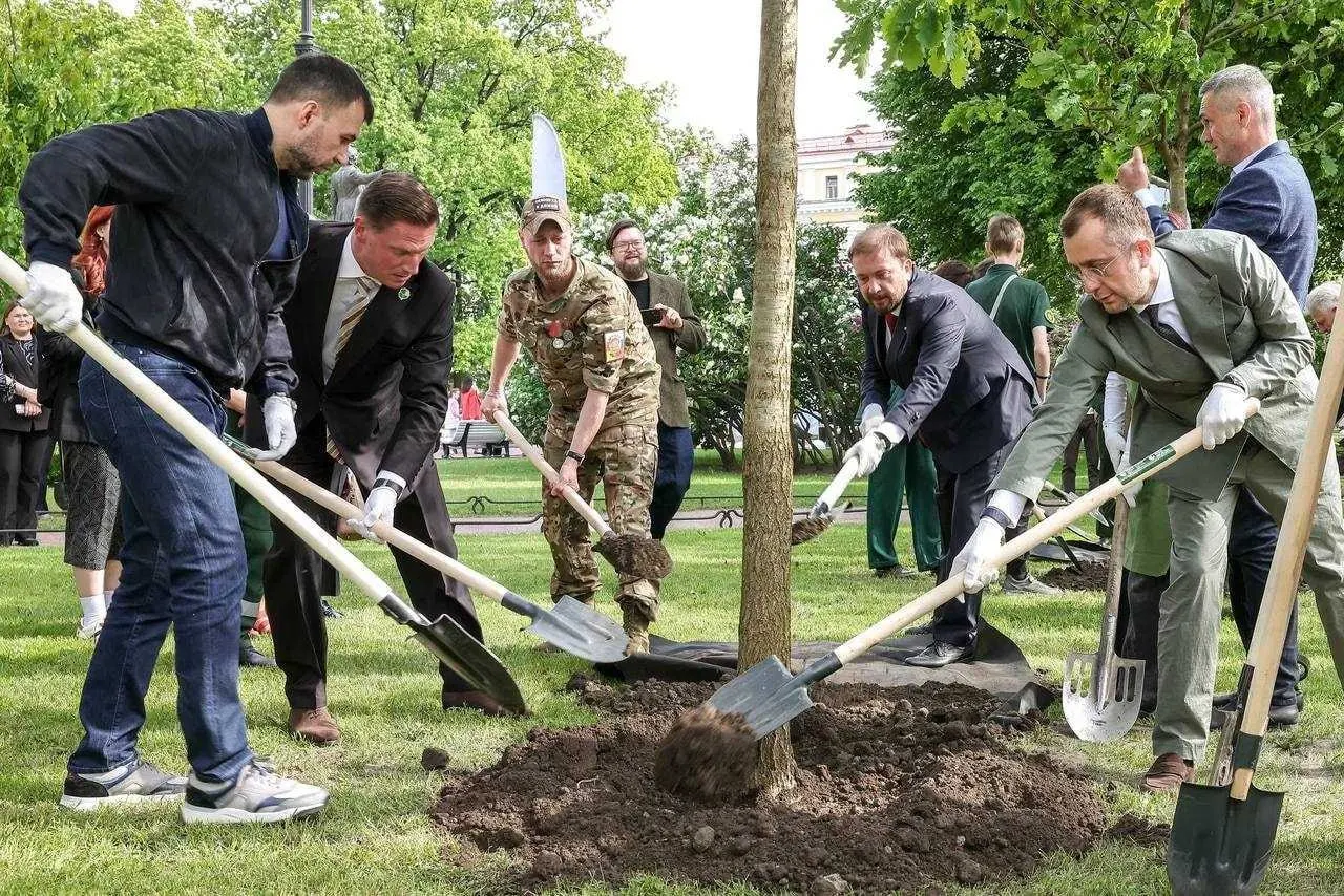 В рамках 29-го Петербургского международного экономического форума в городе посадили аллею из 89 деревьев — по одному от каждого региона. Инициатор акции — фонд «Живое наследие».