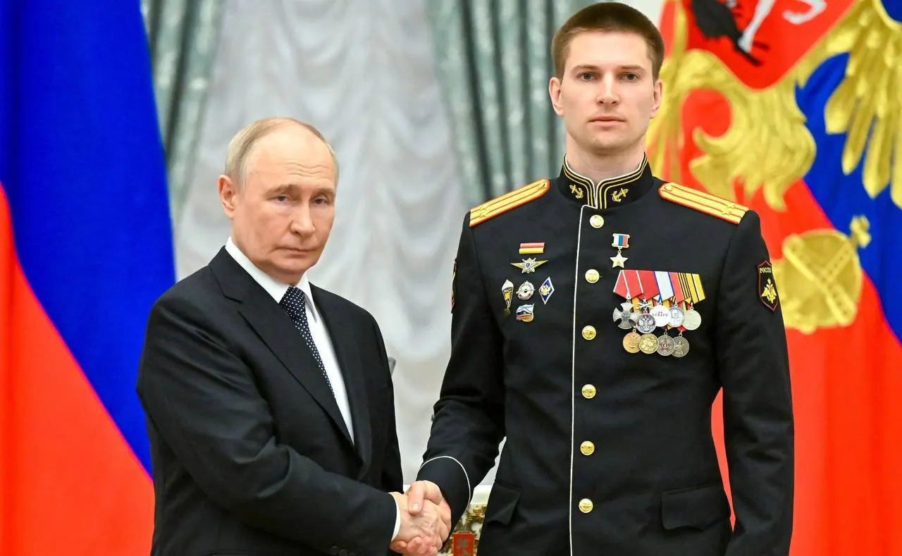 Президент вручил медаль «Золотая Звезда» за мужество в ходе специальной военной операции. Берестовский дважды ранен, лично уничтожил три «Леопард-2» и участвовал в освобождении более 40 населённых пунктов.