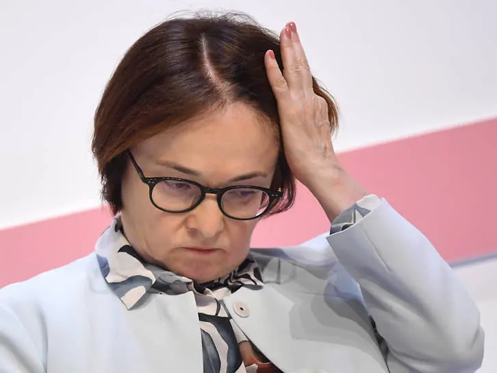 Пресс‑секретарь президента Дмитрий Песков заявил, что болезнь главы Центробанка не должна становиться поводом для слухов; Набиуллина официально на больничном и не появлялась на публике более недели.