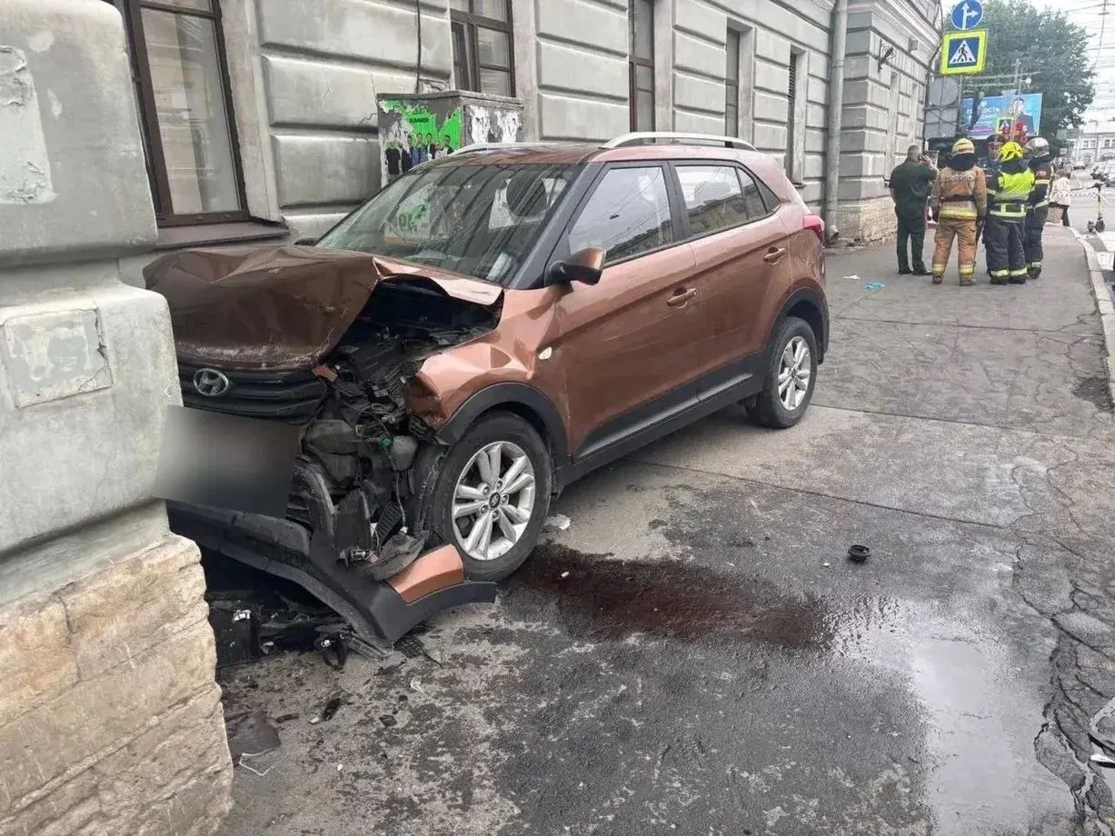 В результате наезда в Санкт-Петербурге пострадали двое 25‑летних мужчин: один в тяжёлом состоянии, второй с лёгкими травмами. Водитель доставлен в медицинское учреждение в состоянии клинической смерти.