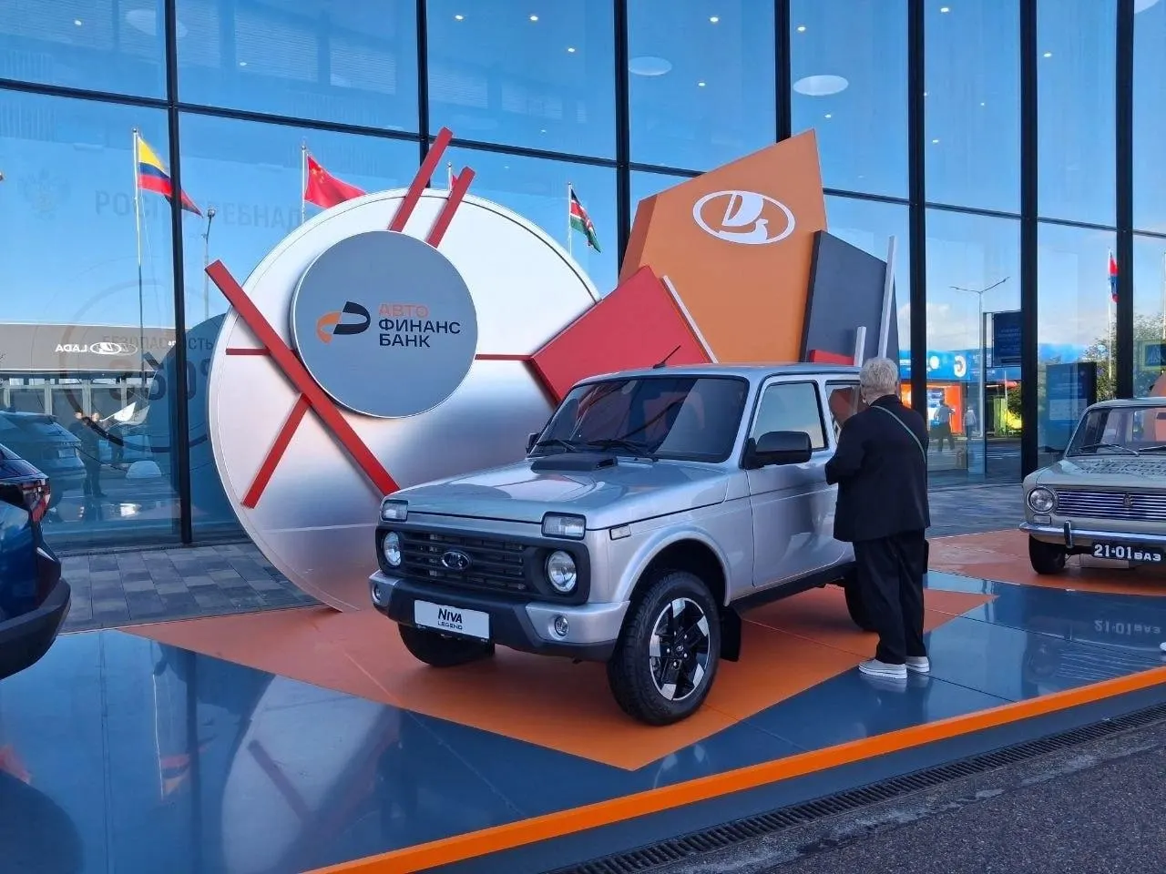 На ПМЭФ представили обновлённую Lada Niva Legend: внешне она почти не изменилась и отличается от недавнего концепта из патентной базы. На форуме также показали обновлённые Aurus Senat, Senat Long и Volga K50.