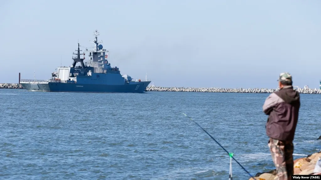 По сообщениям украинской стороны, в результате атаки беспилотников в Кронштадте был поражён корвет Балтийского флота; точные масштабы повреждений и официальные комментарии со стороны Минобороны отсутствуют.