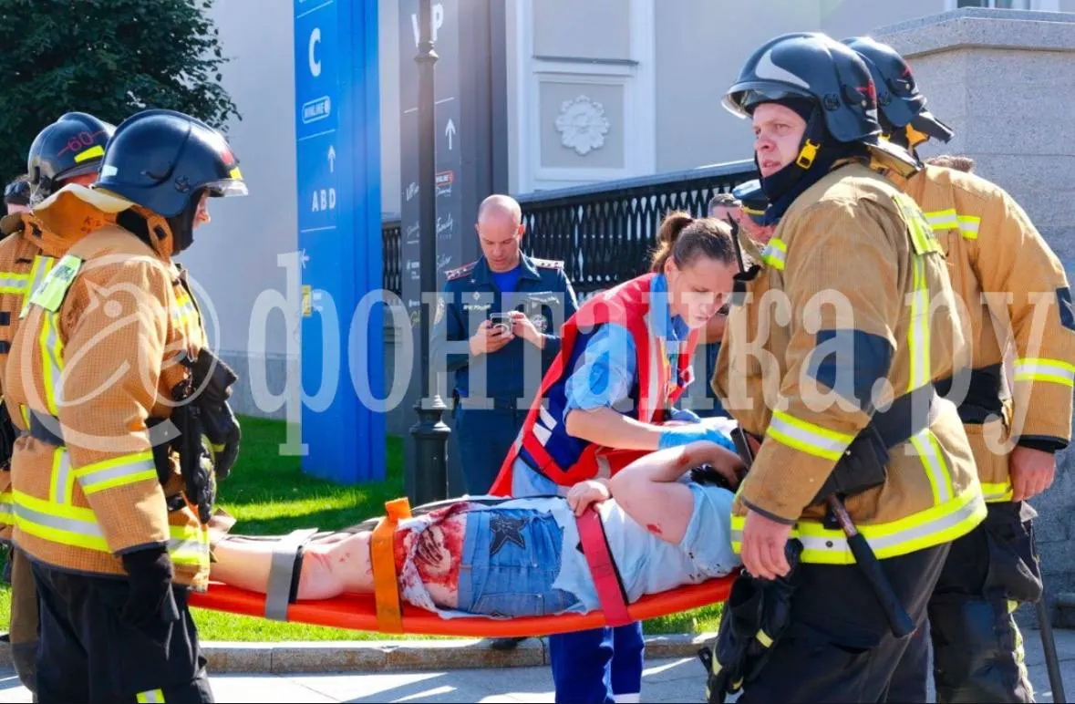 На стадионе в Санкт-Петербурге экстренные службы проводят учения по сценарию пожара с множественными пострадавшими и частичным обрушением конструкций — отрабатывают эвакуацию и спасение на суше, воде и в воздухе.