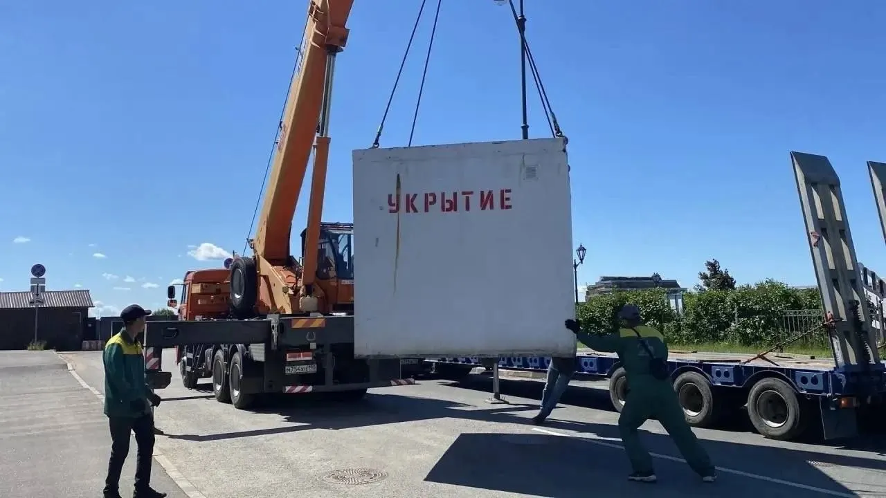 В Кронштадте начали устанавливать бетонные убежища от беспилотных летательных аппаратов в нескольких публичных местах города.