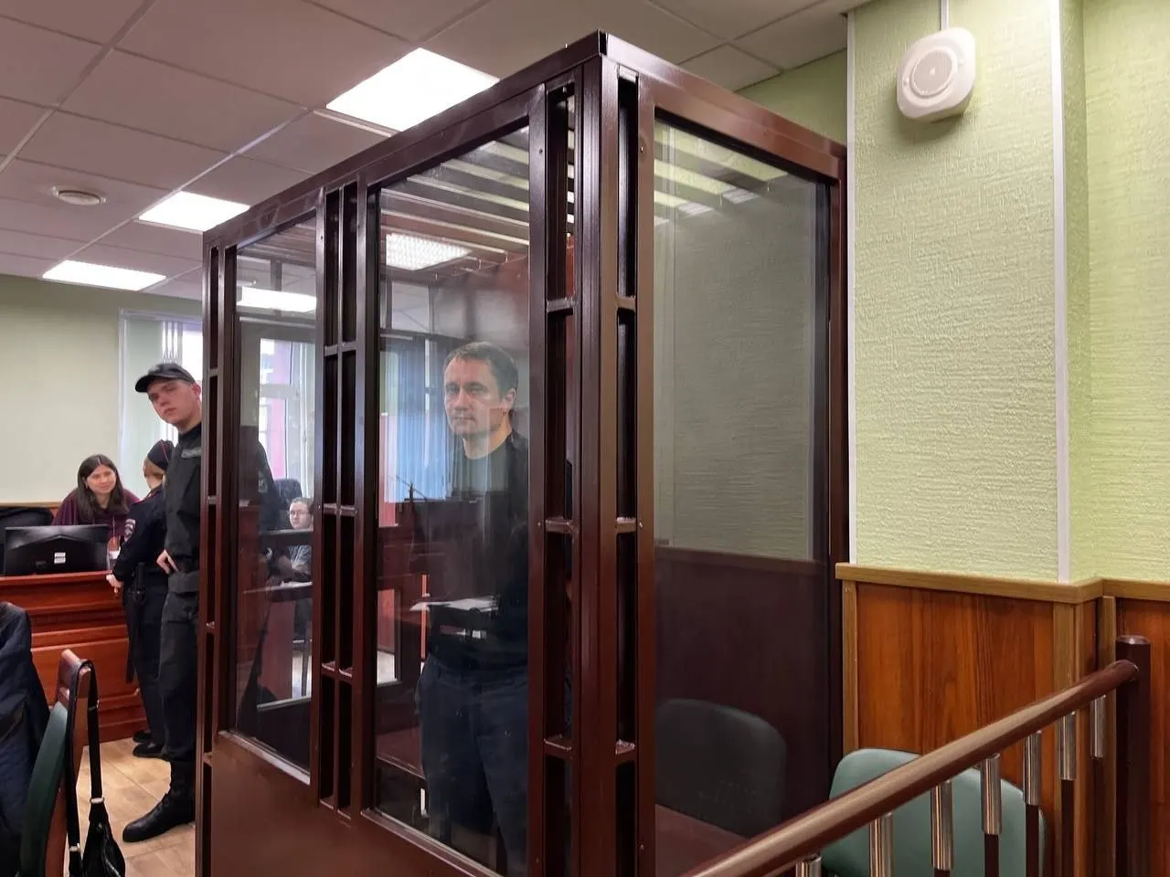 Фрунзенский районный суд Санкт‑Петербурга признал виновным 48‑летнего бывшего военного по делу о видеоролике и комментарии, признанных ложной информацией об армии; ему назначили пять лет колонии и двухлетний запрет администрировать сайты.