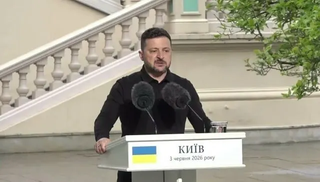 Президент Украины заявил о готовности к прямым переговорам с российским лидером и обсудил задержки переговорного процесса с США, возможные симметричные ответы на удары, разработку ПВО с партнёрами и военные расходы до $50 млрд в год.