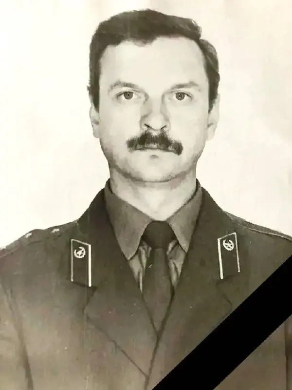 Некролог водителя пожарно‑спасательной части №47 исчез со страниц администрации Большой Ижоры. Тот же день стал крупнейшей атакой беспилотников по Ленобласти — после удара возник пожар, проводилась эвакуация и разминирование.