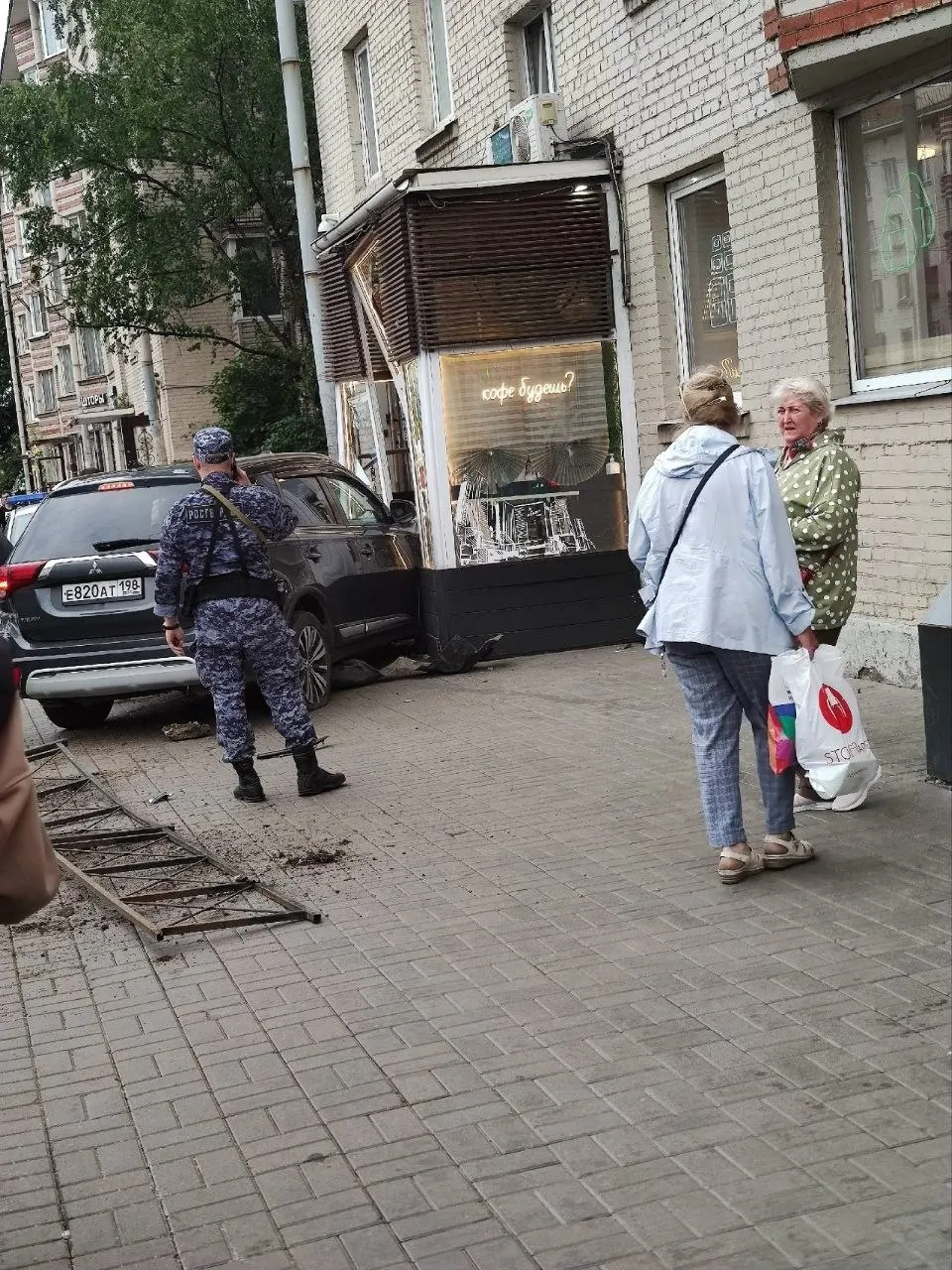 Авто въехало в уличный кофейный киоск на Заневском проспекте. На месте работают скорая и правоохранители, сведения о пострадавших уточняются.