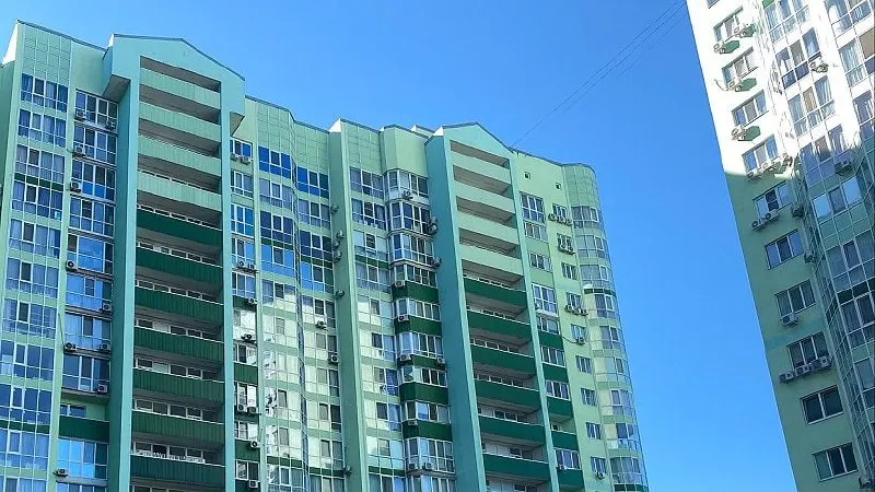 Средняя цена квартиры в новостройках в Саратове за май 2026 года уменьшилась на 0,8% — до 6,4 млн рублей. По России снижение составило 0,1% — до 8,3 млн рублей; квадратный метр в Саратове подешевел на 0,1%, до 115 950 руб.