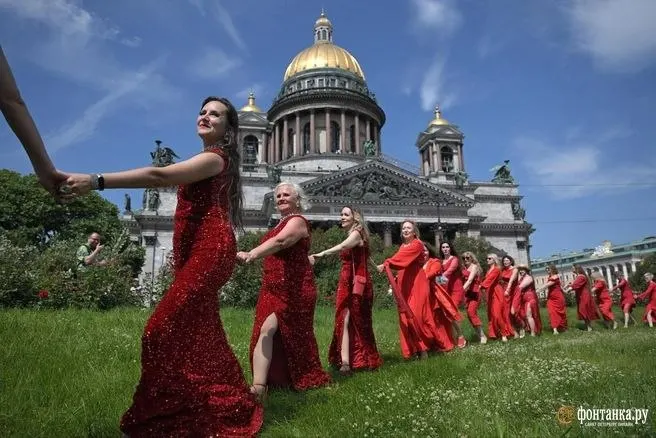 В центре Санкт-Петербурга прошла акция, в которой женщины выстраивались в форме сердца. Инициатива родилась в Красноярске, участие было платным, организатор — Элеонора Шипулина.