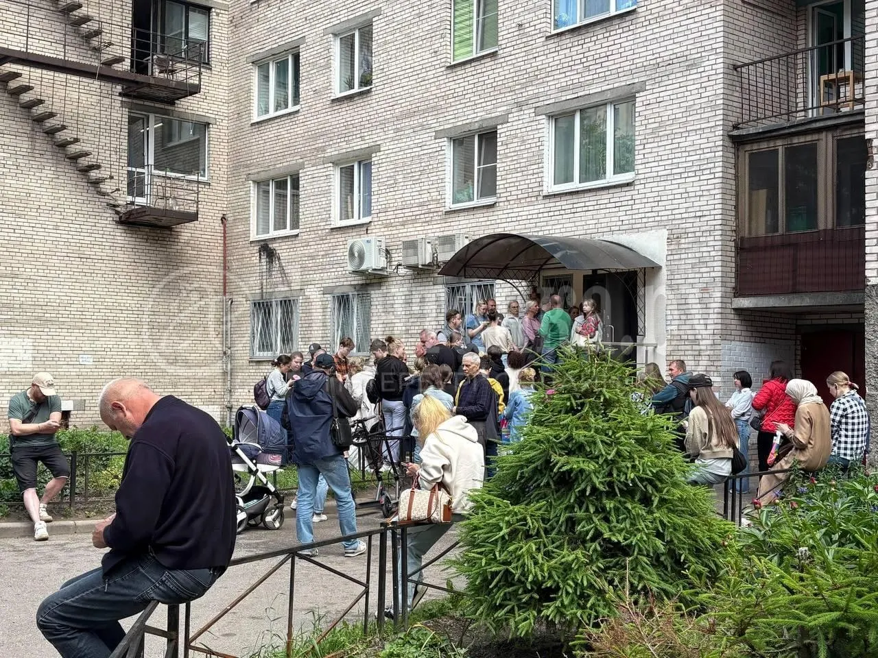 У входа в отдел по вопросам миграции на улице Брянцева собираются длинные очереди: люди записываются вручную, образовалась параллельная очередь и назревает конфликт — часть ожидающих грозит вызвать полицию.