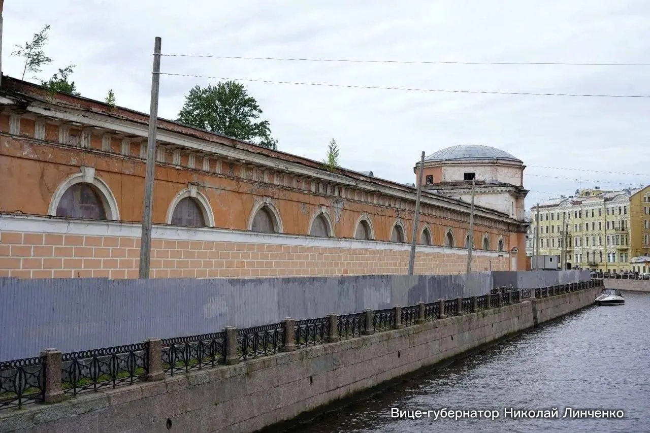 В Петербурге стартовали работы по восстановлению Конюшенного ведомства: на первом этапе укрепят несущие конструкции, восстановят кирпичную кладку и проложат сквозные проходы. Завершить реставрацию планируют к 2031 году.