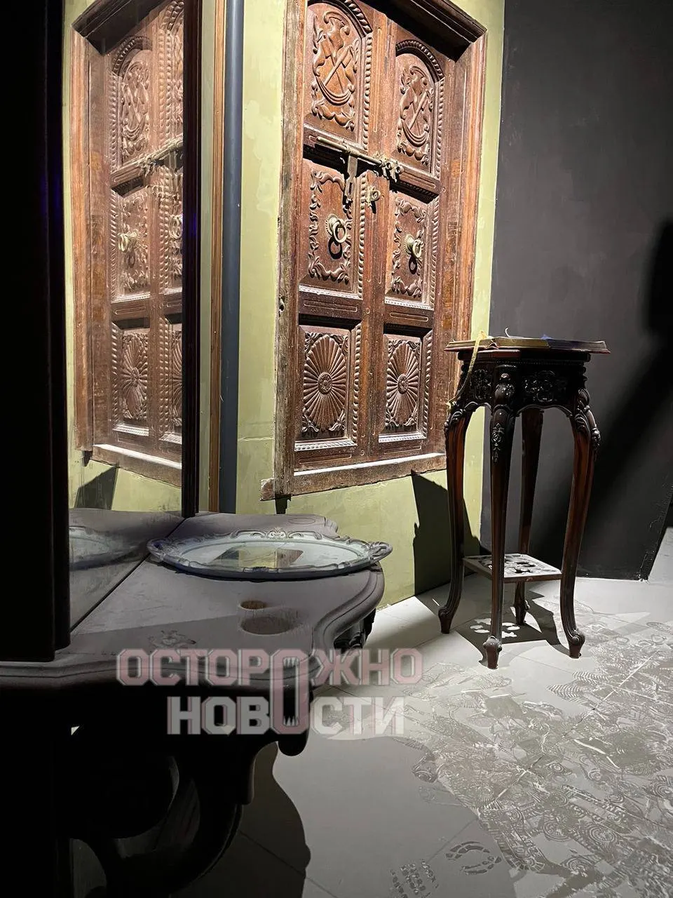 В одном из торгово‑развлекательных комплексов Петербурга несколько нетрезвых людей сорвали огнетушитель и распылили его в выставочном зале — посетителей эвакуировали, злоумышленников задержали, ущерб оценили примерно в 500 тысяч рублей.