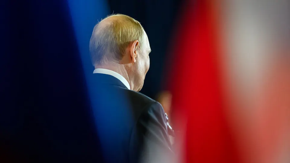 Крупный центр общественного мнения перестал публиковать «открытый» рейтинг доверия президенту. По последним доступным данным он снизился до 29,5%, тогда как «закрытые» опросы продолжают показывать значительно более высокий показатель. Рейтинг одобрения деятельности главы государства остаётся около 66% и также показывает тенденцию к снижению.