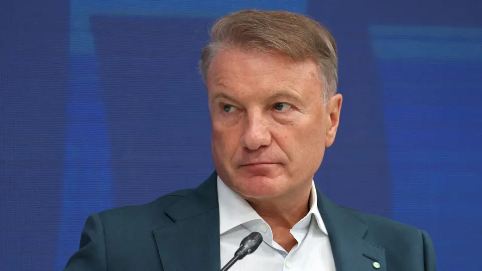 Глава Сбербанка заявил, что для большинства россиян ключевой вопрос — как можно скорее завершить военные действия. Исследования показывают рост числа тех, кто выступает за остановку войны, а поисковые запросы о сроках окончания СВО достигли рекордных значений. Греф также предупредил об угрозе для экономики из‑за высоких ставок.
