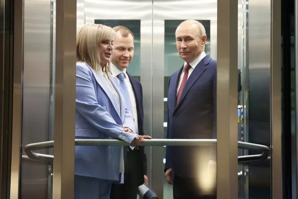 Пресс‑секретарь президента Дмитрий Песков заявил, что перенос думских выборов, назначенных на сентябрь 2026 года, не рассматривается. Ранее источники сообщали о возможных инициативах силовиков, но это остаётся на уровне разговоров.