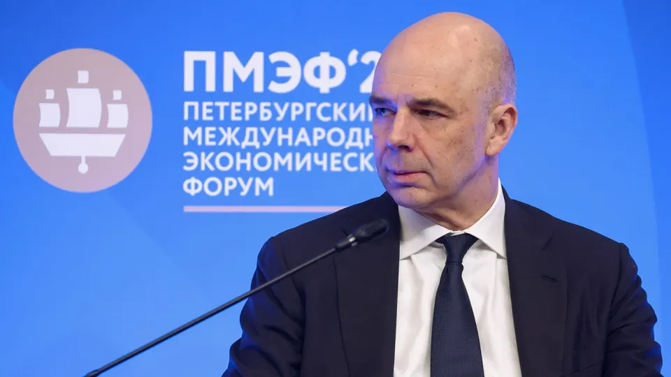 В оперативном докладе Счётной палаты указывается, что по предварительной оценке годовые доходы могут составить 38,2 трлн руб. — на 2,1 трлн (5,2%) меньше, чем заложено в бюджете. Снижение связано с недобором нефтегазовых и части ненефтегазовых поступлений на фоне падения цен на нефть и укрепления рубля.