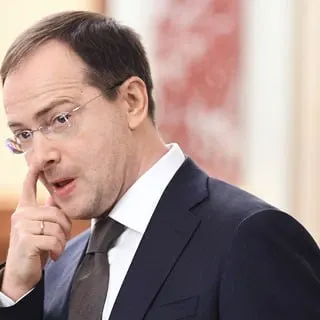 Владимир Мединский высказался за введение обязательной отработки для студентов на бюджетных местах и за заключение трудовых контрактов как условия получения образования, ссылаясь на опыт здравоохранения.