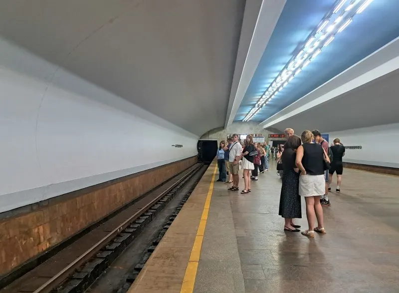 Закрытую на капремонт станцию метро «Парк Победы» реконструируют с 2025 по 2027 годы: помимо обновления технологий, её оформят как живой памятник обороне Ленинграда и Победе.
