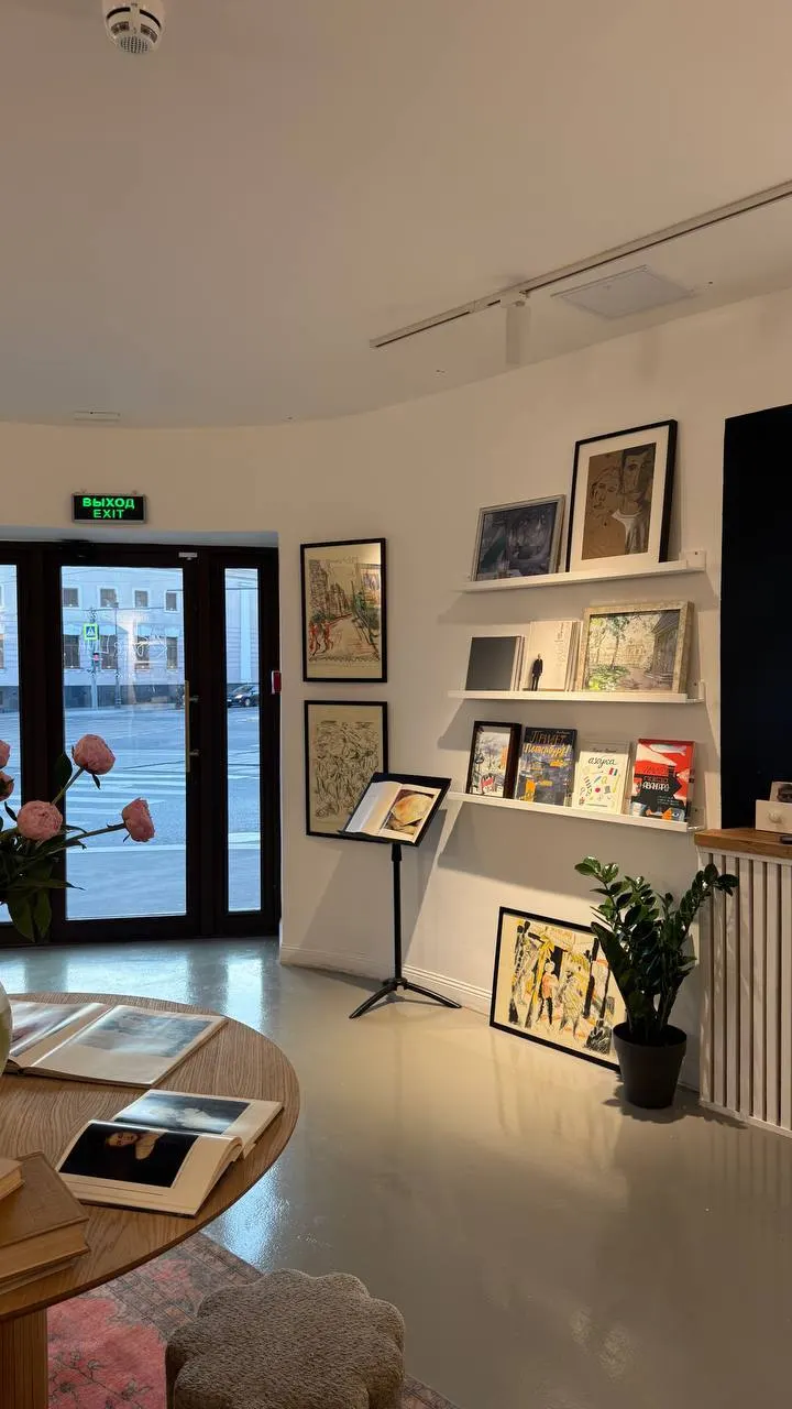Во вновь открывшемся московском филиале KGallery Bookcafe совмещены книжный магазин и кофейня; там будут постоянно продавать каталоги и мерч зарубежных музеев, а также издания петербургских культурных институтов.