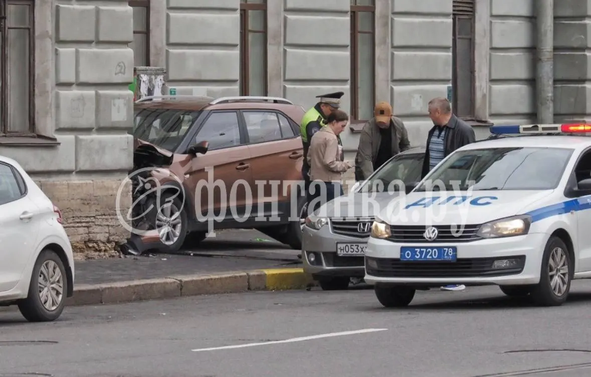 В Санкт-Петербурге автомобиль врезался в здание клиники на Боткинской, 13. По словам очевидца, на месте нет сотрудников ДПС и машин скорой помощи; обстоятельства происшествия уточняются.