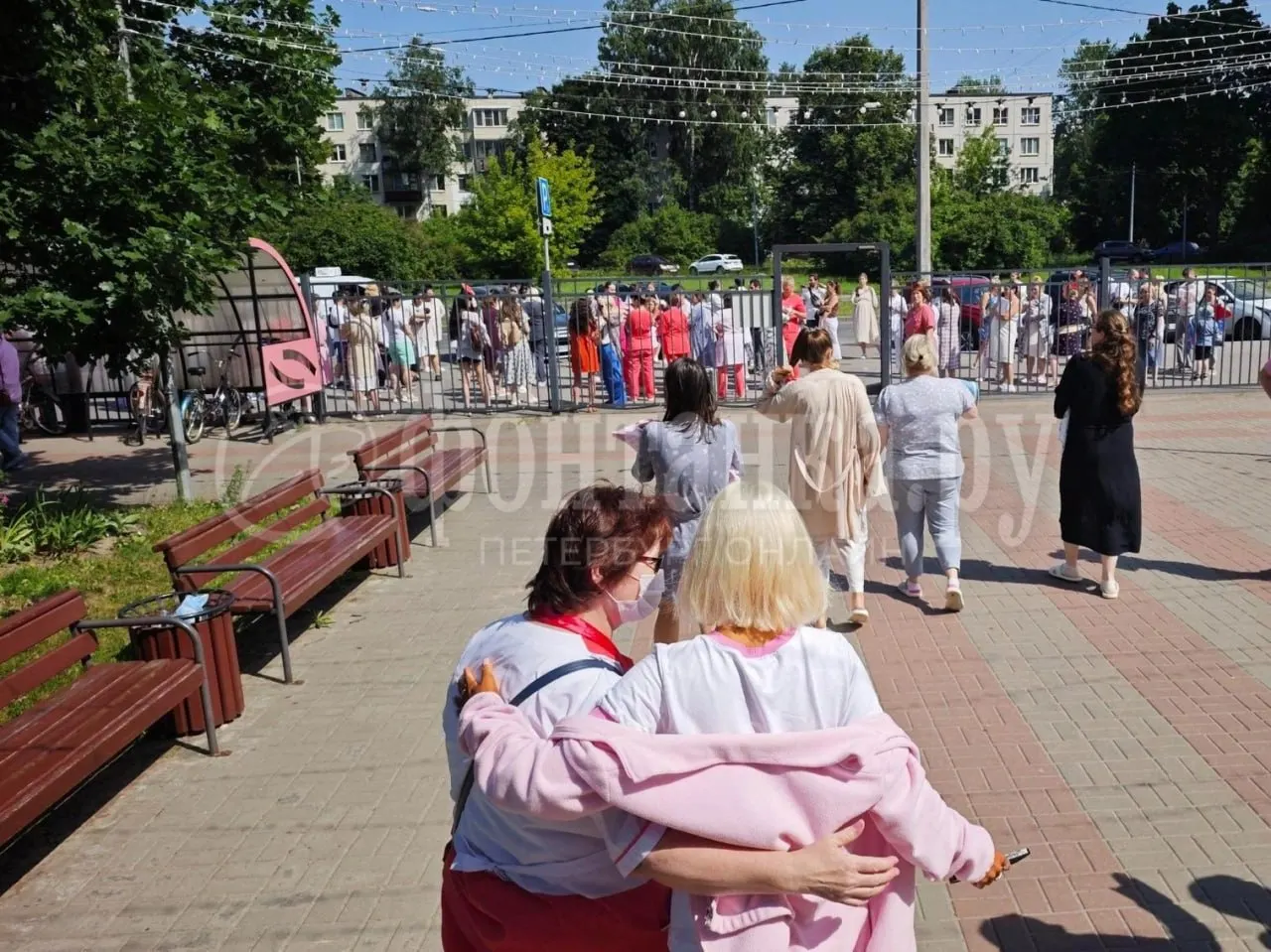 Перинатальный центр вывели вместе с беременными, мамами и младенцами. Причины эвакуации пока неизвестны, эвакуация проходила по внутренним регламентам.
