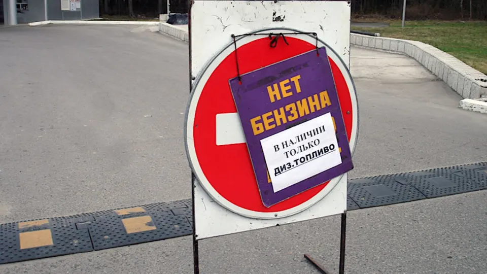 В Севастополе на ночь и до первой половины дня топлива всех марок будут отпускать только для экстренных служб. Ограничения связаны с перебоями в поставках и ударами по нефтеперерабатывающей инфраструктуре; проблемы фиксируются и в других регионах страны.