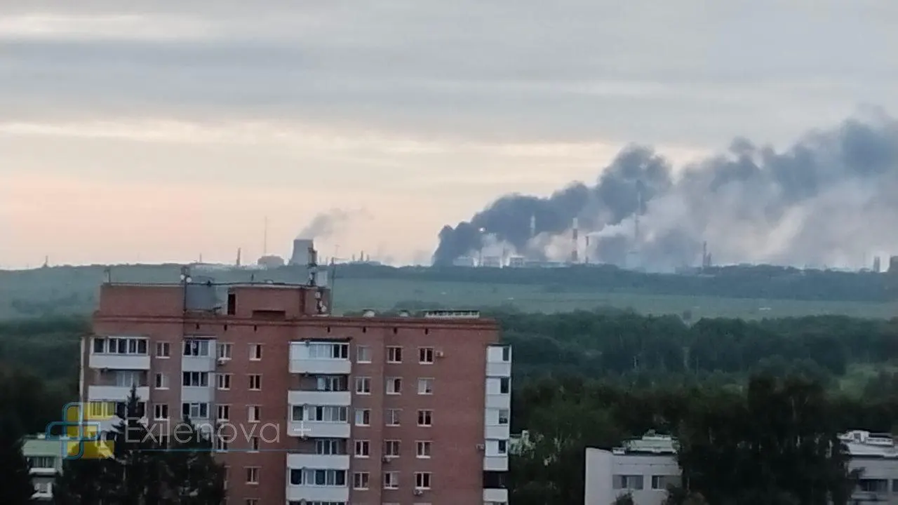 В двух регионах после атак беспилотников произошли пожары на крупных нефтеперерабатывающих и нефтехимических предприятиях. Есть пострадавшие, в ряде городов отменены массовые мероприятия; власти связывают сбои в поставках топлива с волной атак на НПЗ.