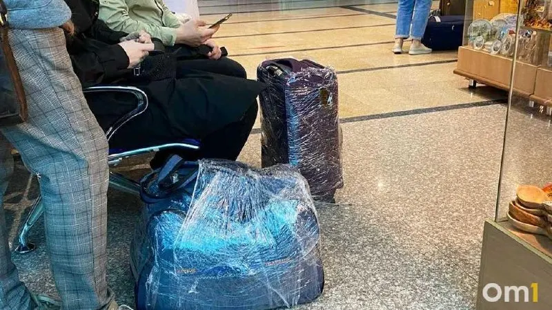 Утром 19 июня в омском аэропорту отменили рейс в Шереметьево, а также зафиксированы задержки и переносы вылетов в разные города, включая Москву и Санкт‑Петербург.