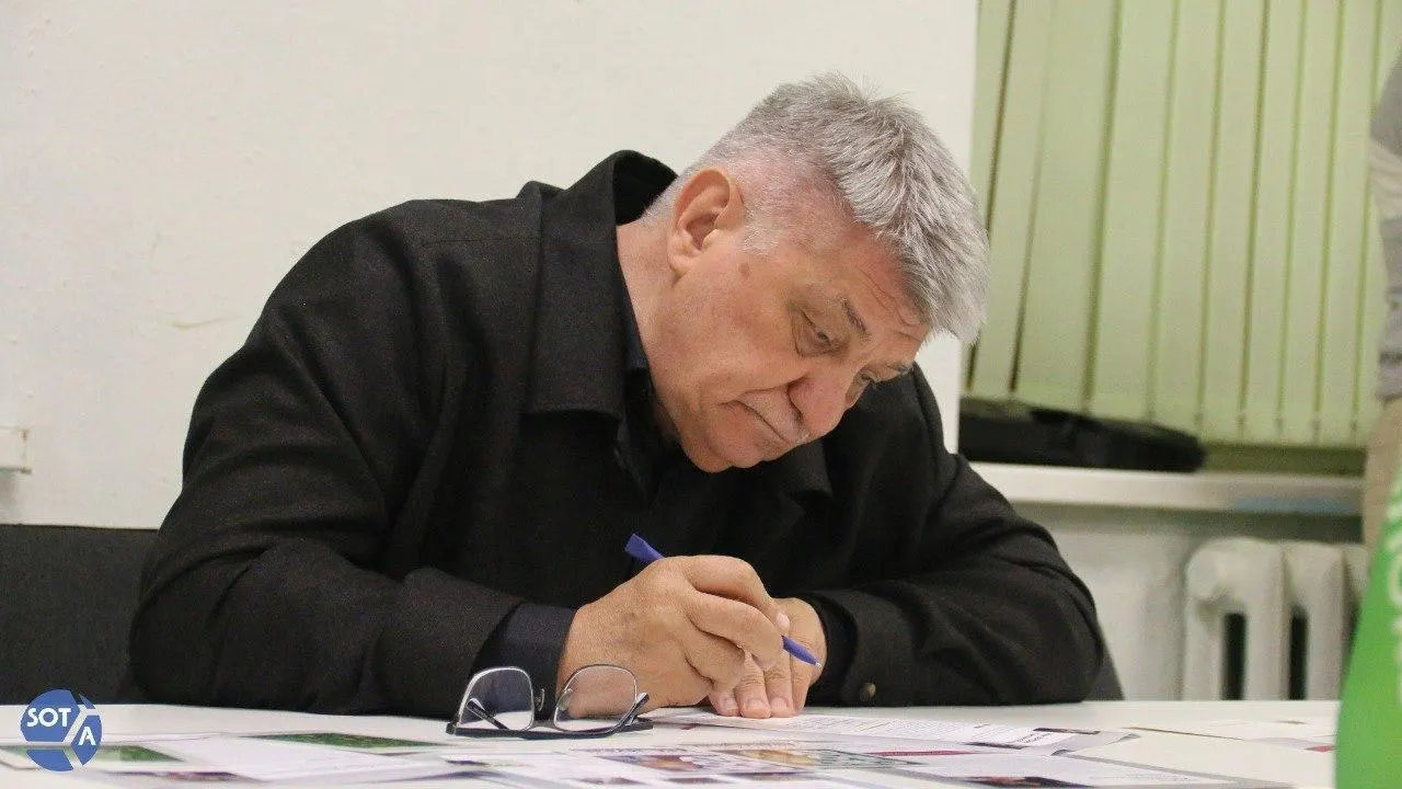 Президент направил поздравительную телеграмму, отметив вклад Сокурова в кинематограф. При этом в последние годы режиссер фактически лишён проката, а в январе 2026 года он был исключён из Совета по развитию кинематографии.