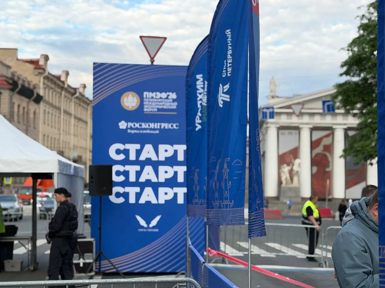 Пятикилометровая трасса прошла по центру Петербурга вдоль Адмиралтейской набережной и через исторические достопримечательности; старт и финиш — на площади Исаакиевского собора.