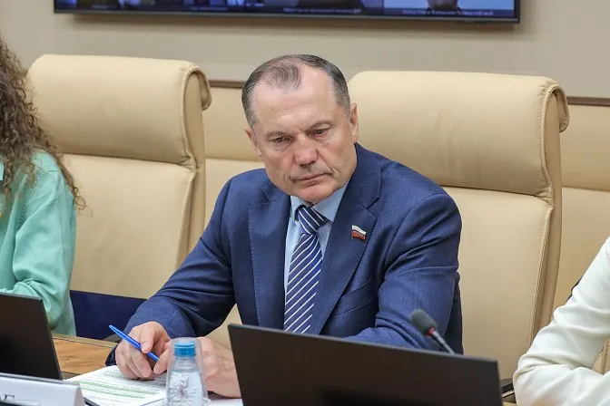 Сенатор предложил закрепить на законодательном уровне формат, при котором учащиеся вузов и колледжей будут обязаны проводить до 50% учебы на базовых производствах. Инициатива вызвала вопросы об оплате, защите прав студентов и ответственности работодателей.