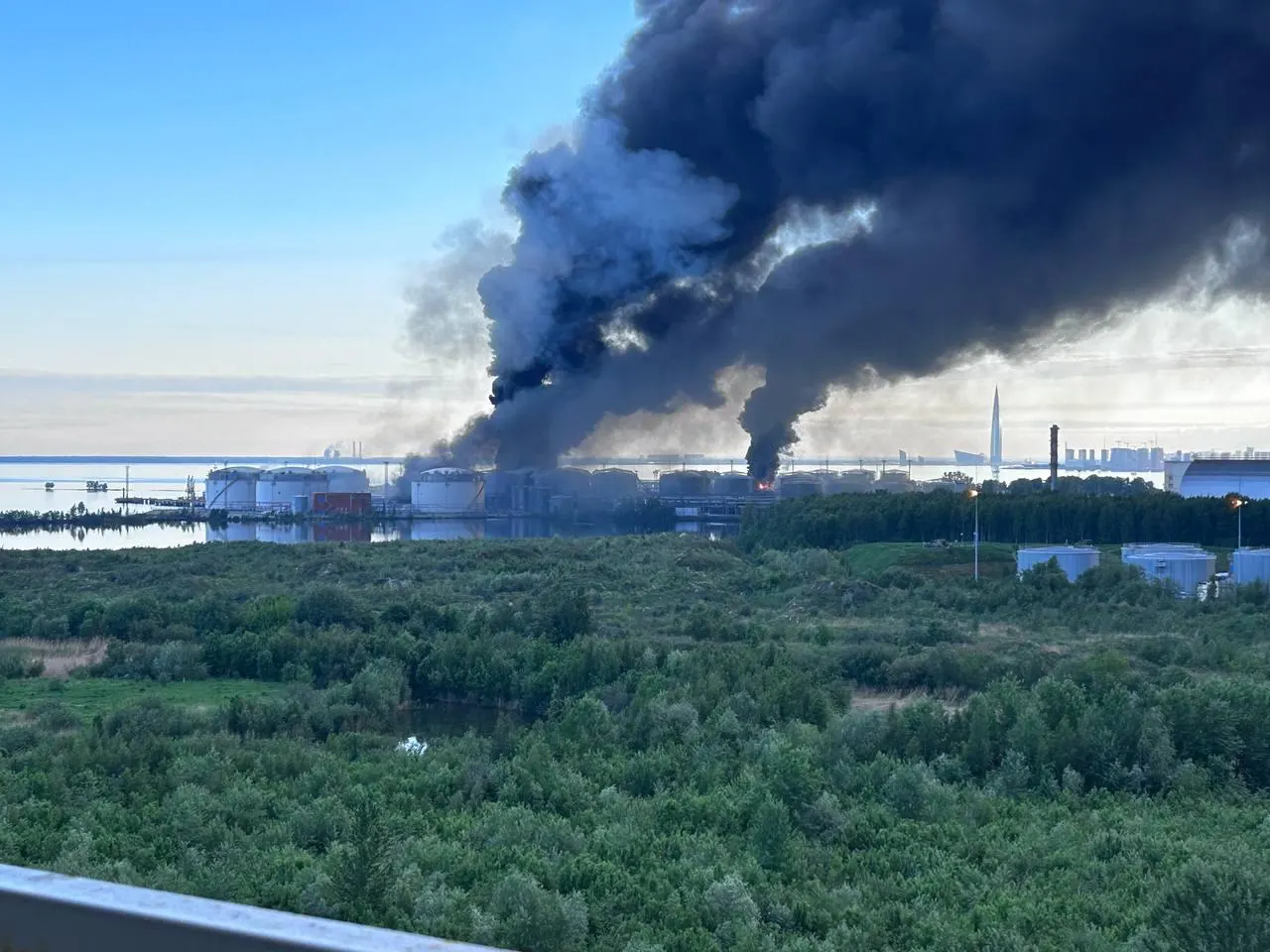 Рано утром в нескольких районах Петербурга слышны взрывы и работа ПВО. По данным властей, сбито около 50 беспилотников; в городе видны столбы дыма, в Пулково задержаны или отменены более 30 рейсов.