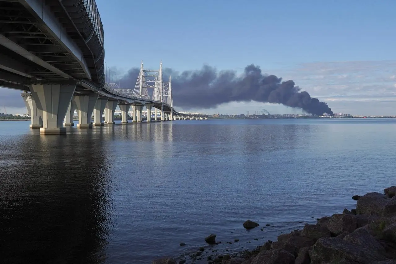 Жители города жалуются на стойкий запах гари после удара по нефтяной инфраструктуре. Международные сервисы фиксируют ухудшение качества воздуха в ряде районов, тогда как городские синоптики утверждают, что локальные датчики превышений не показывают; официальный ресурс экологического мониторинга не работал с 3 июня.
