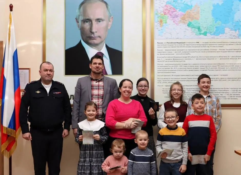 В 2025 году 1112 иностранцев получили специальные упрощённые визы для переезда в Россию как лица, исповедующие традиционные духовно‑нравственные ценности. Большинство — граждане Европы и англоязычных стран.