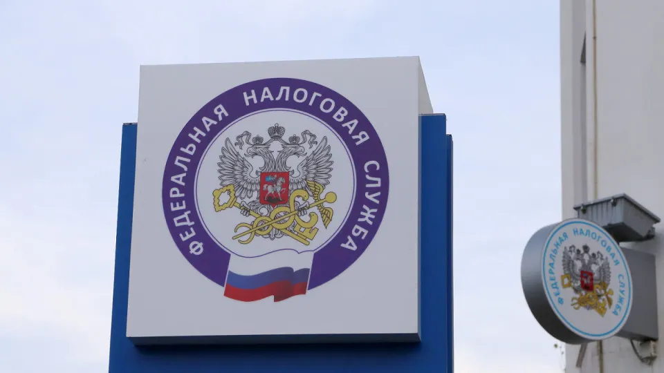 По состоянию на апрель 2026 года совокупная налоговая задолженность физических лиц и компаний достигла почти 4 трлн руб., при этом существенная часть приходится на пени и штрафы — эксперты связывают рост с повышением налоговой нагрузки и замедлением экономики.