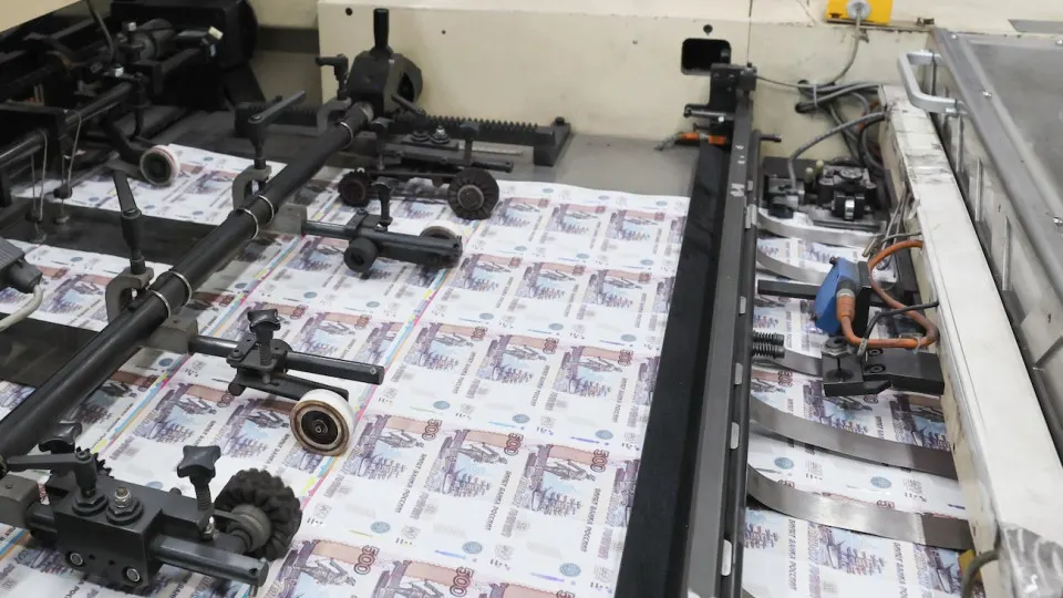 Центробанк предоставил банкам 4,748 трлн рублей в виде кредитов репо под залог ОФЗ; банки используют эти средства для покупки госдолга, эксперты предупреждают о рисках монетарного финансирования и роста инфляции.