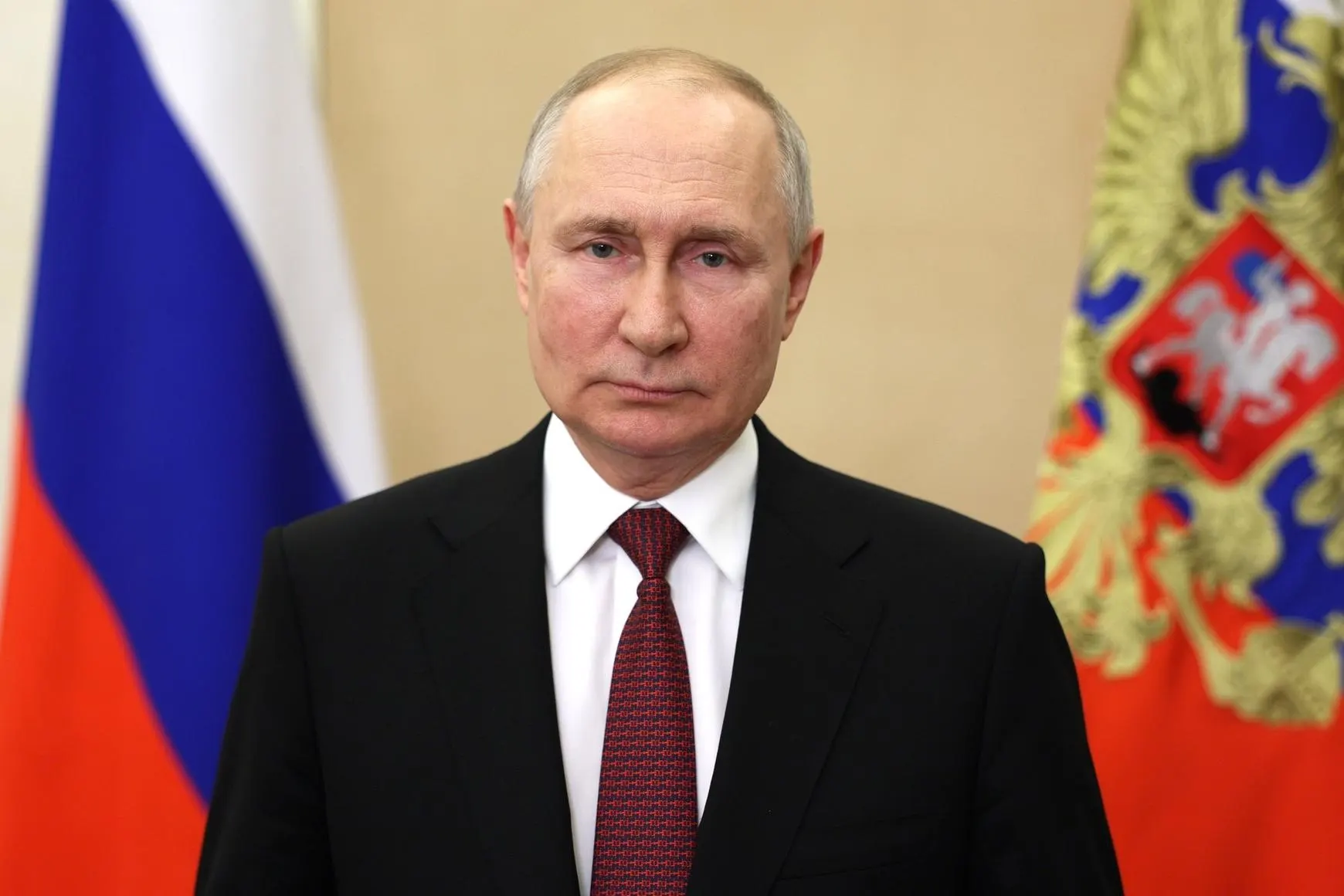 Указ расширяет круг получателей помощи — включая инвалидов, признанных негодными или ограниченно годными к службе, а также тех, кто получил ранения при отражении вторжения. Фонд возглавляет Анна Цивилева, которую расследователи называют двоюродной племянницей президента.