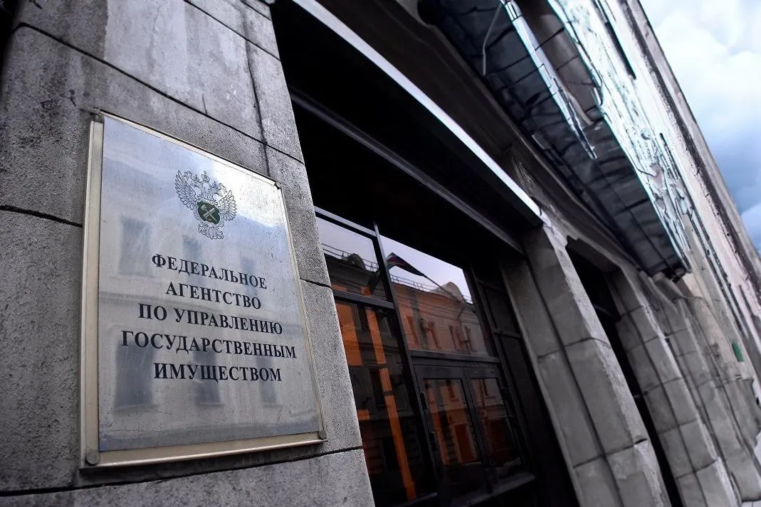 Изъятое у коррупционеров жильё теперь можно продавать без прежних ценовых ограничений и обязательной полугодовой паузы между аукционами; закон также вводит новые требования к оценщикам и организаторам торгов и закрепляет особый порядок для религиозной собственности.