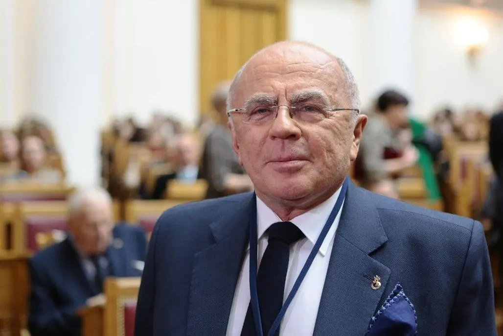 Александр Запесоцкий, недавно восстановленный в должности ректора Санкт-Петербургского гуманитарного университета профсоюзов, вскоре покинул пост и перешёл на работу советником в Федерацию независимых профсоюзов. Его место заняла Лариса Пасешникова. Ранее по иску Генпрокуратуры имущество вуза было национализировано.