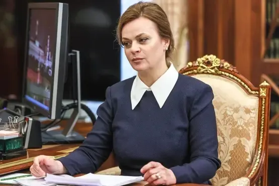 Президент подписал указ о назначении Анны Цивилевой статс‑секретарём — заместителем министра обороны и членом президиума Совета по стратегическому развитию. По данным расследований, она является двоюродной племянницей главы государства и замужем за министром энергетики. Ранее были расширены полномочия фонда «Защитники Отечества» для поддержки новых категорий ветеранов.