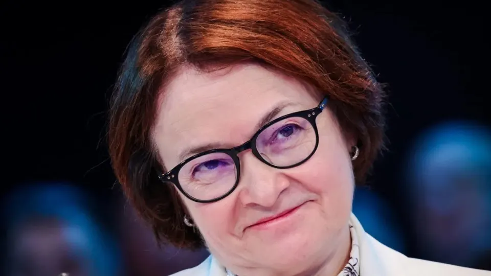 Отсутствие главы Центробанка после ПМЭФ и одновременные решения правительства по бюджету резко меняют баланс денежно‑кредитной политики, открывая путь к смягчению ставки, росту непрозрачных военных трат и усилению рисков инфляции и стагфляции.