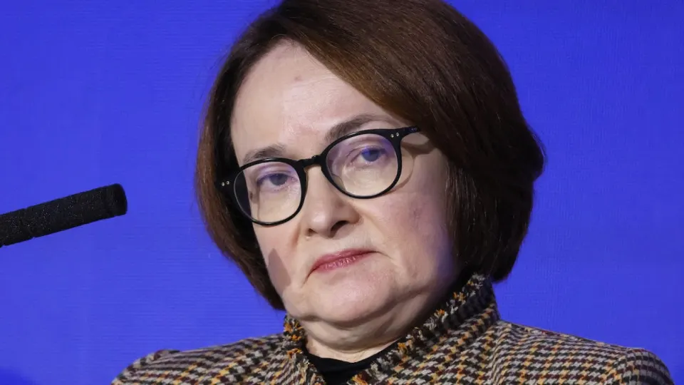 Резкий рост цен на бензин и падение производства нефтепродуктов вынуждают пересмотреть планы по смягчению денежно-кредитной политики: топливный шок повышает инфляционные риски и делает снижение ставки менее вероятным.