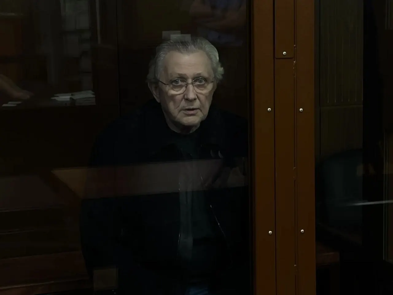Басманный районный суд Москвы поместил под стражу петербургского бизнесмена Илью Трабера на два месяца по делу об убийстве выборгского депутата 2020 года. По этому же делу арестован бывший боксер Алисултан Надирбегов.