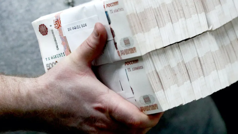 Первый зампред Сбербанка предупредил о рекордном оттоке средств в наличные — объём банкнот в обращении достиг 20 трлн рублей; ЦБ ужесточил контроль за снятиями и внесениями наличных.
